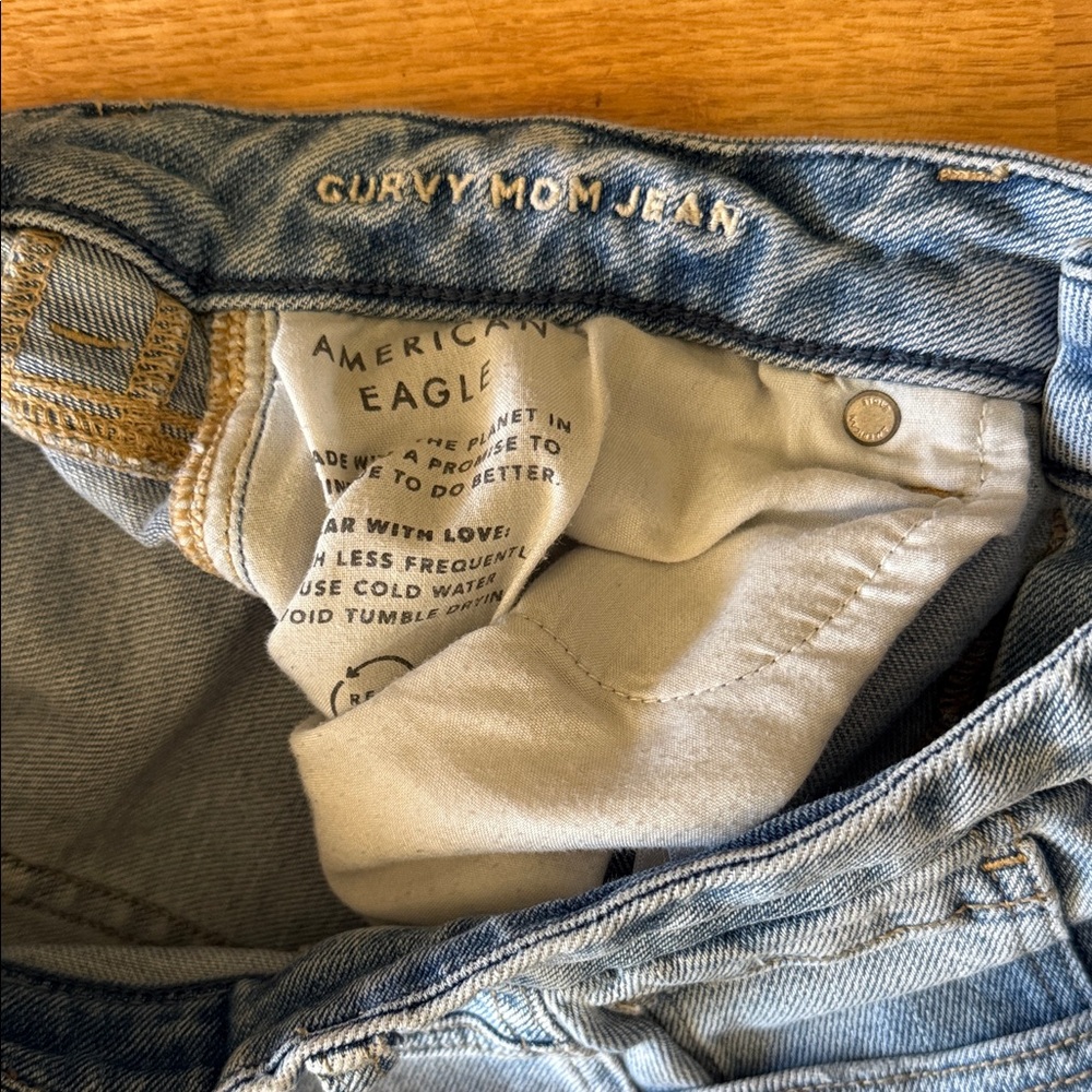 American Eagle Curvy Mom Jeans Women’s Size 6 - Picture 3 of 5